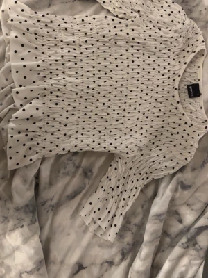 Prickig blus  - Säljer nu denna super fina blus som är så himla gullig men har inte kommit till användning tyvärr