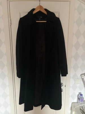 Svart Lång Rock - Säljer denna då den inte längre används.  Pris går att diskuteras.