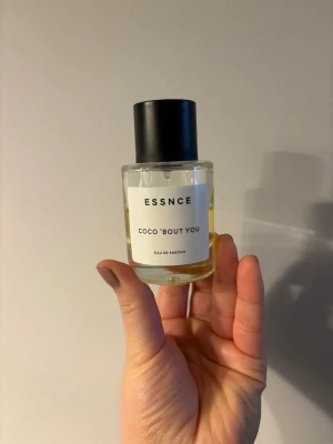 ESSNCE Coco 'Bout You Parfym - Parfym från ESSNCE lite mer än hälften kvar i flaskan. Luktar som en piña colada. Passar inte mig längre.