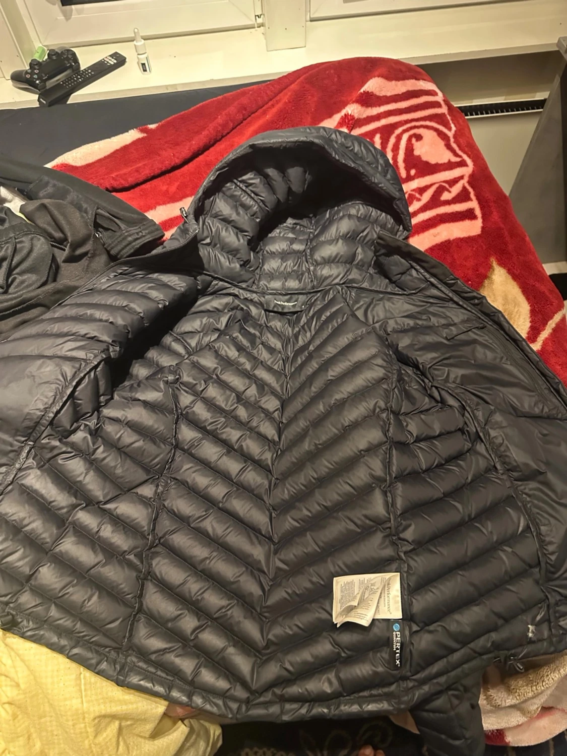 Svart dunjacka med huva från Peak Performance - 3