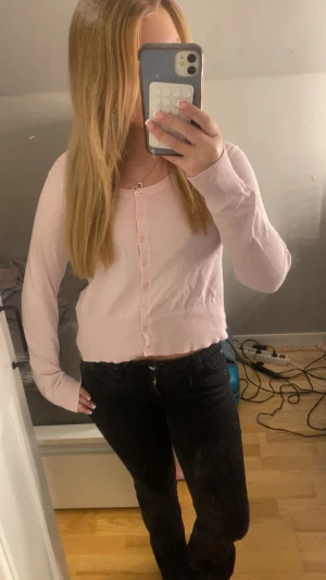 Rosa kofta - Säljer en rosa kofta. Söt året runt☺️skriv om du har några frågor😇