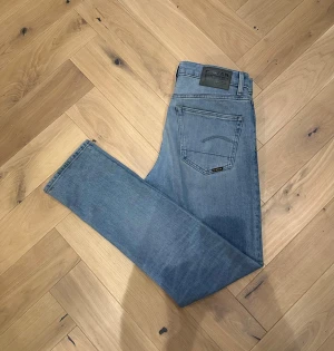 G-Star Raw jeans - Säljer dessa snygga  blå jeans från G-Star Raw i slim fit och storleken 30/32. Skick 10/10, aldrig använda. Orginal pris - 2000kr Vårat pris - 479kr. Priset är ej hugget i sten! Skriv vid minsta lilla fundering!🙌