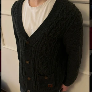 Hampton republic kofta - Otroligt snygg och stilren kofta/cardigan ifrån hampton republik i en tvär go mörk grön,                  Pris kan diskuteras! 