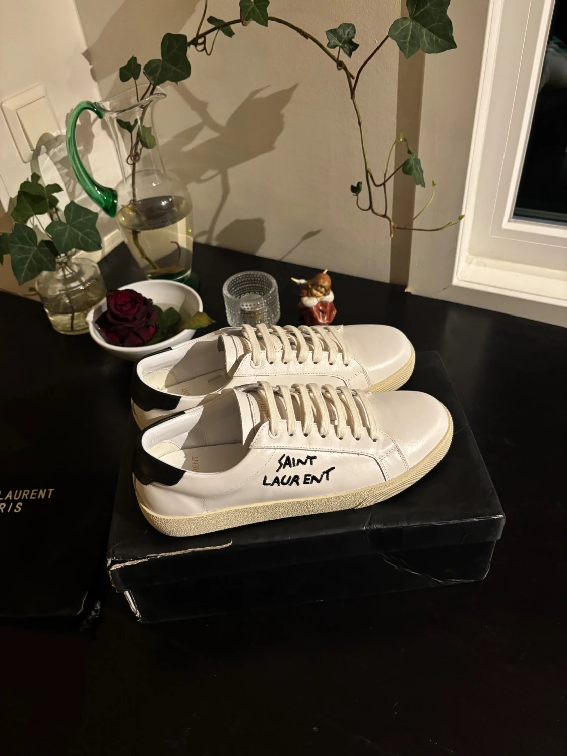 Saint Laurent vita sneakers med svart detalj - 1