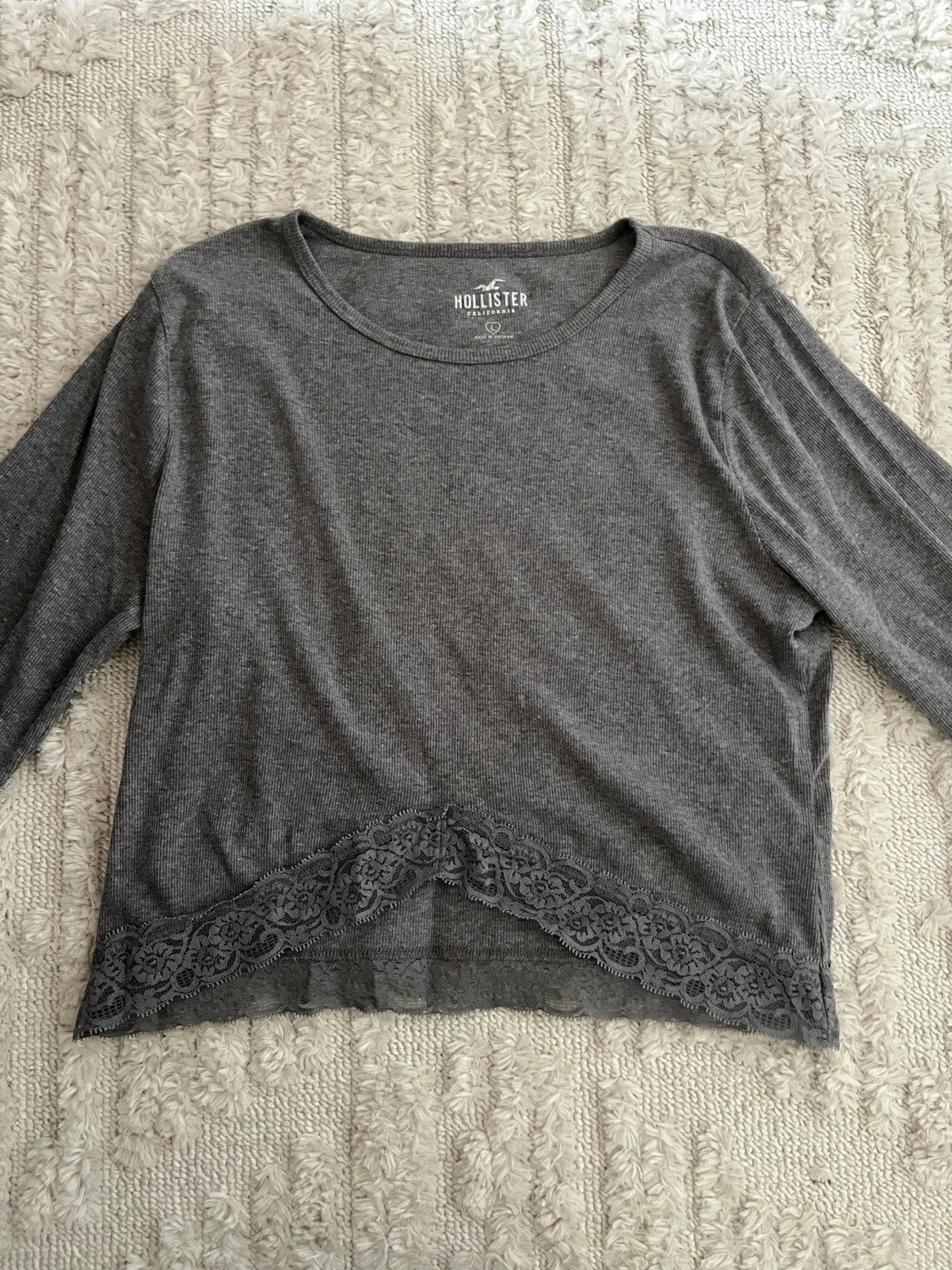Grå långärmad tröja med spets från Hollister - 1