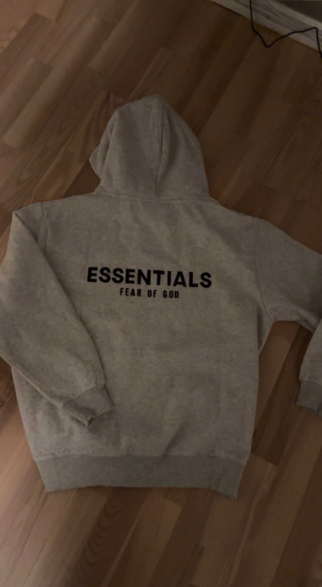 Grå Essentials hoodie - 3