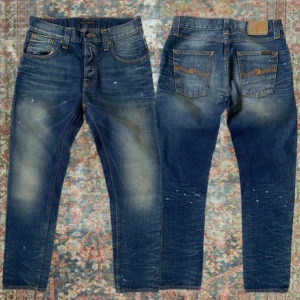 Vintage Nudie Jeans Sharp Bengt - Sjukt schyssta vintage Nudie jeans i modellen Sharp Bengt med snygga små slitningar 🙌 Storlek 29/32 med en loose/ regular fit. A: 39,5cm B: 106cm, skriv vid minsta lilla fråga eller fundering ✌️ 