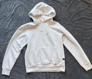 Vit Hoodie från Jack and Jones - Säljer min stilrena vita hoodie från Jack and Jones. Perfekt till någon som bara vill slänga på något snabbt. 