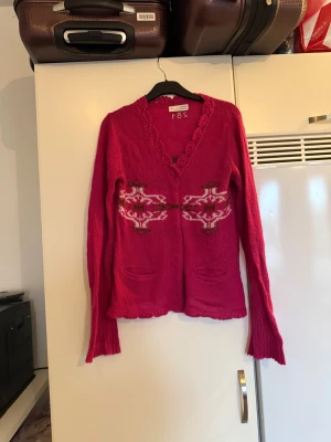 Odd molly kofta - Säljer en söt mörkrosa kofta i materialet 40% akryl, 30% nylon, 25% mohair och 5% ull. Från märket Odd Molly. Storlek 3 som enligt deras storleksguide motsvarar en L. Den ör fortfarande fin men den har en del ytludd och den är mer använd. 