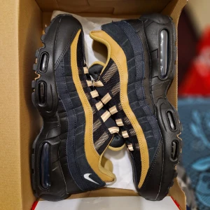 Oanvända Nike Air Max 95 EU45 - Helt nya i originallåda. Ord.pris 1949 kr Storlek 45 (29 cm) men något små i storlek Kvitto finns. OBS: Inga byten eller skambud, tack. Skickas spårbart och försäkrat. 