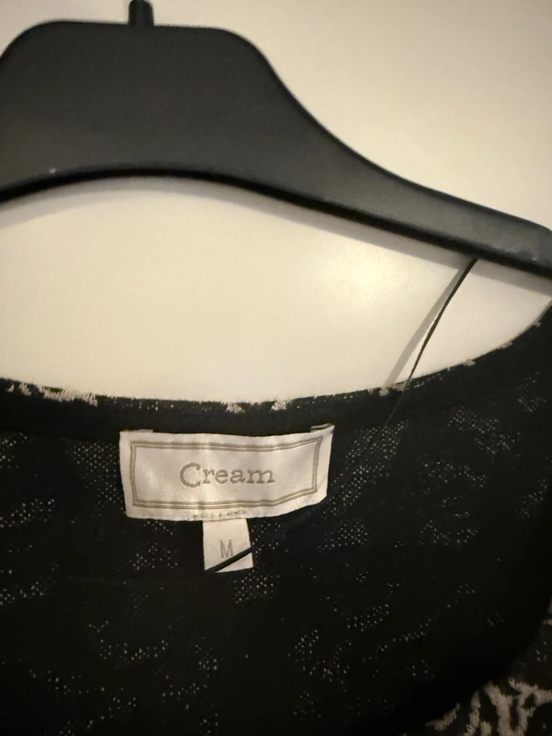 Svart och beige mönstrad klänning Cream - 1