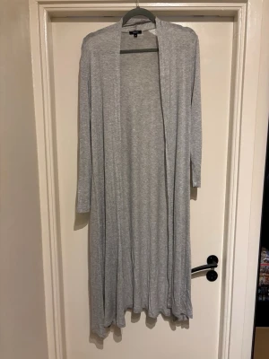 Lång, grå kofta. Lindex - Tvättråd: 40°