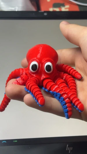 3D-Printad Bläckfisk - En väldigt fin fidget leksak i färgerna blå och röd samt ögon som passar perfekt för barn som behöver något för att koncentrera sig i skolan eller hemma.   Den är väldigt detaljerad och är oanvänd
