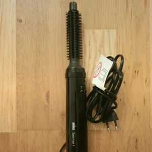 Varmluftsborste / Värmeborste - Använd 2 gånger, sedan förvarats. Inköpt för 299kr.  Satin Hair 1 Dry Style & Curl Varmluftsborste AS110 Svart.   Mer information:   https://www.ahlens.se/produkter/skonhet/satin-hair-1-dry-style-curl-varmluftsborste-as110-svart-6959fcdd-362a-424c-b69b-a61d45599131   Braun, värmeborste