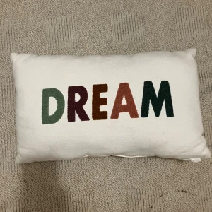 Kudde med text - Kudde med texten DREAM, fin dekor för rummet☺️