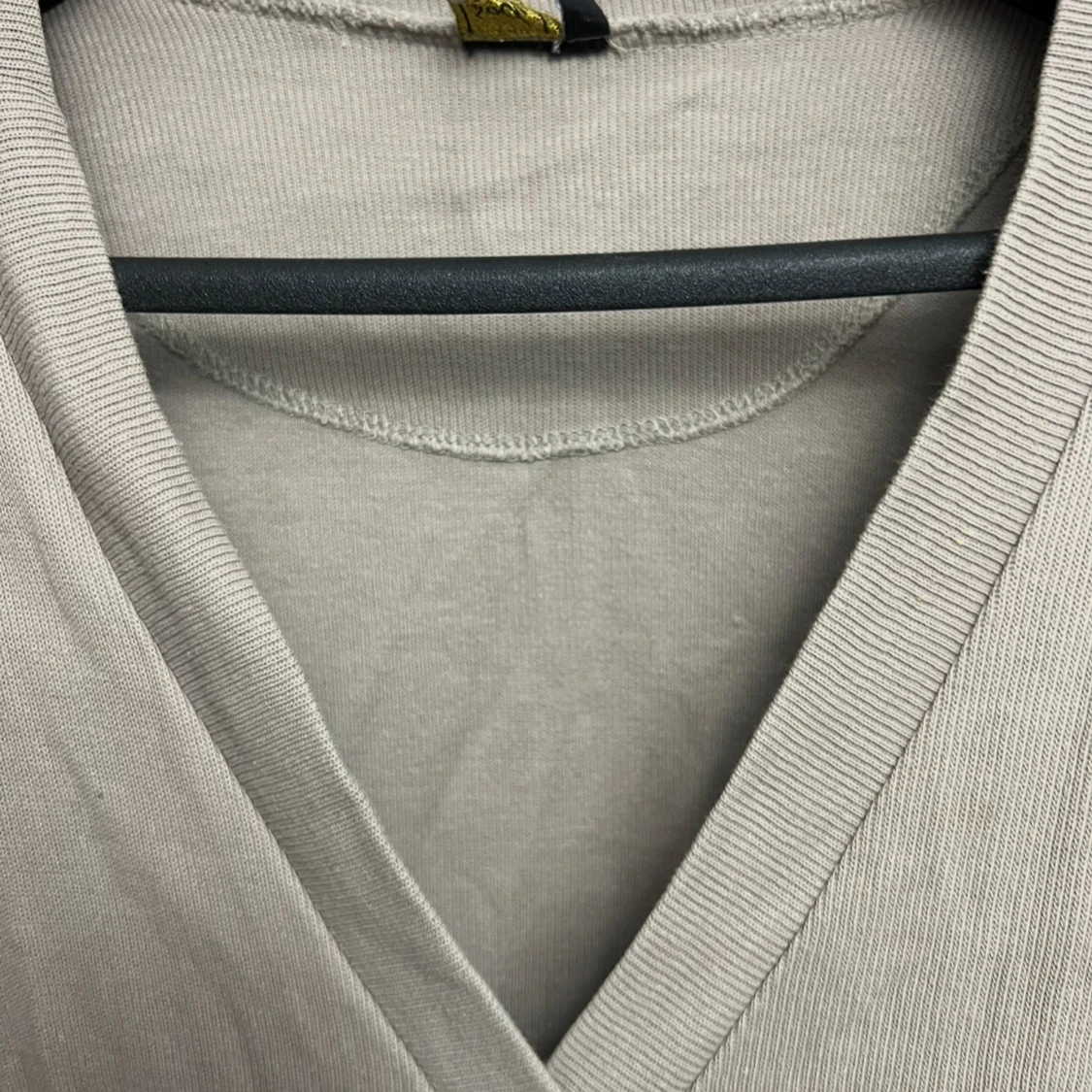 Beige kofta med knappar och v-ringning - 3