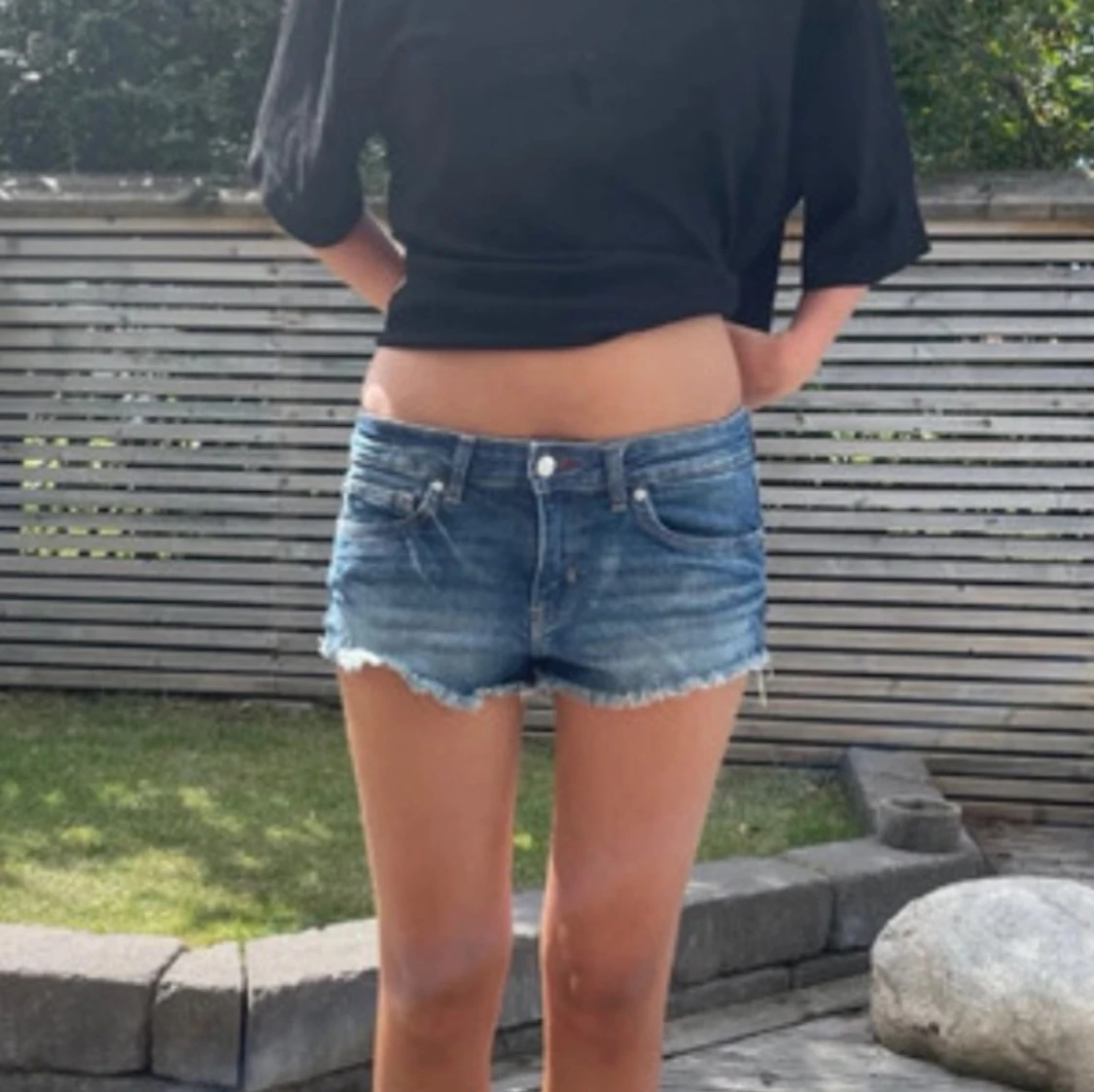 Lågmidjade jeansshorts med fransar