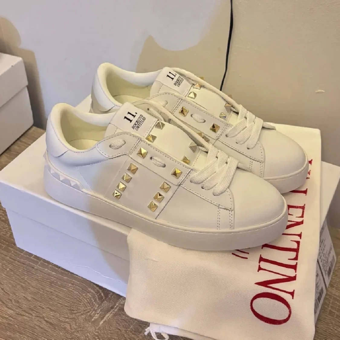 Valentino Garavani vita sneakers med nitar - 3