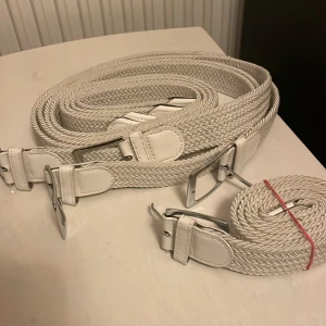 VITA FLÄTADE BÄLTEN  - Ny stock av flätade bälten. Säljer för 250kr st. Priset kommer vara hyfsat fast då det är mycket utbud på dessa men kom gärna med erbjudanden ändå! Bältena är helt nya och aldrig använda!