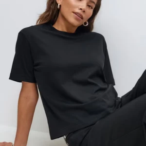 Svart T-shirt  - Svart t-shirt från Gina, sällan använd därav superfint skick. Är i storlek m, jag har egentligen storlek S men denna är superfin om man inte vill att det ska sitta supertajt och bli LITE oversized!🖤