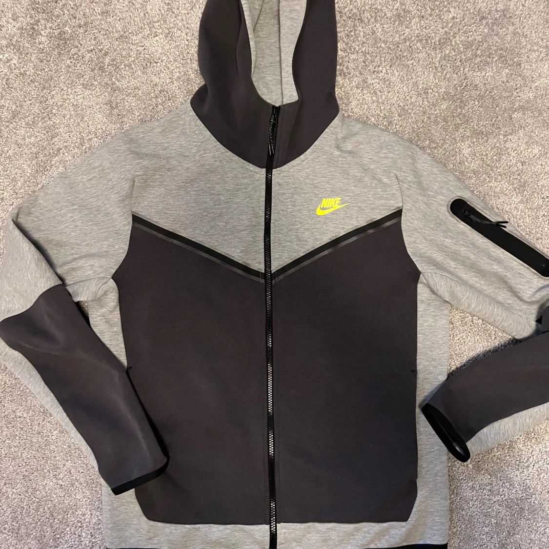 Nike grå och svart hoodie med dragkedja