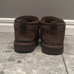 Bruna UGG  - Säljer min jätte fina bruna UGG i storlek 38🥰låg modell , ny pris 2000kr😇Lite ojämn färg på mockan , men de kan man skrubba bort med borste , och köpa brun färg till UGG som tar bort de🤗🤗