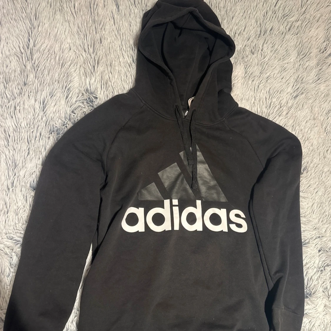 Svart Adidas hoodie