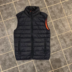 Esprit Väst - Säljer nu min sköna mörkblå väst från Esprit för att den är för liten, Jag köpte den i våras och den är endast använd ett fåtal gånger så har inga defekter och är i bra skick. Storlek: XS, Nypris: 1200kr, Bara att höra av dig vid frågor!