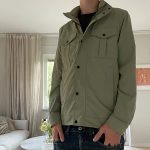 Field jacka J.Lindeberg - Populär jacka från J.Lindeberg modell Bailey, knappt använd prima skick, ny pris 3-4 tusen, hojta till vid frågor.