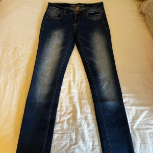 Mörkblå jeans från Lab Industries - Snygga mörkblå jeans från Lab Industries med slitningar och kontrastsömmar. Modellen har klassisk femficksdesign, broderade bakfickor och raka ben. Jeansen är i stretchigt denim och har knapp och dragkedja framtill.                           Använda men gott skick!                                           Skickar ditt köp inom 24h!💘