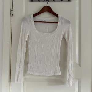 Vit ribbad långärmad topp - Säljer en vit ribbad långärmad topp från Cotton only. Perfekt basic topp 🤍