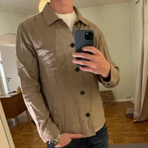 Overshirt brun Matinique  - Säljer denna sjukt snygga Overshirten från Matinique⭐️ Färgen är ljusbrun och storleken är M✅ Den har inga defekter och skicket är utomordentligt🙌🤝 Sjukt najs passform och passar perfekt till hösten🍁🙌 Tveka inte på att höra av er dig vid minsta fråga eller fundering😊