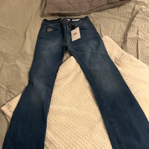 Lois jeans  - Mid waist bootcut byxor. Storlek 30 med längd 34 men skulle säga att de är lite små i storleken när det gäller midja. Långa i benen! 1900kr nypris