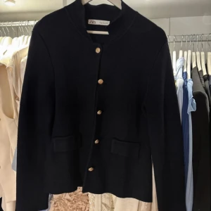 Kofta guldknappar  - Så fin blå kofta med guldknappar. Från Zara storlek L🩷