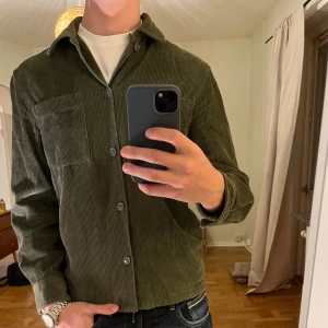 Mörkgrön höstjacka These Glory Days  - Säljer denna sjukt snygga Overshirten från These Glory Days⭐️ Färgen är mörkgrön och storleken är S✅ Den har inga defekter och skicket är utomordentligt🙌🤝 Sjukt najs passform och passar perfekt till hösten🍁🙌 Tveka inte på att höra av er dig vid minsta fråga eller fundering😊