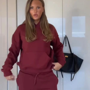 Vinröd hoodie - Vinröd hoodie från Gina tricot som är slutsåld, ej använd