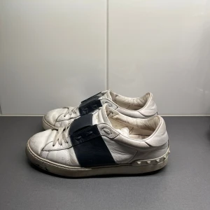 Valentino skor - Valentino skor i storlek 41,5 men passar 42 och 42,5. Skorna är använda med deffekter men finns kvar att ge därav priset. 