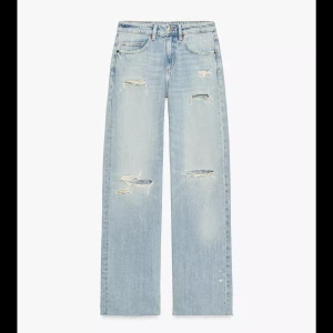 Baggy jeans med slitningar från Zara - Jättesnygga jeans från Zara! Helt oanvända och har lappen kvar! Säljer då de är förstora så har inga egna bilder på hur det sitter på, men fråga om mått så kan jag skicka. Normala i storlek förutom att de är långa i benen💕