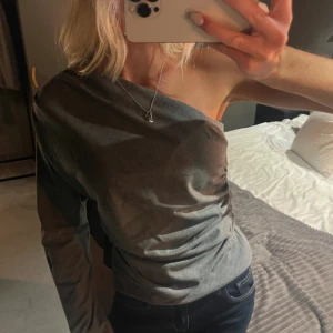 Grå fest topp från Zara - Säljer då den inte passar! Så helt oanvänd,   storlek S off shoulder fest topp från Zara. Nypris 450 säljer för 180. Kan frakta idag ❤️