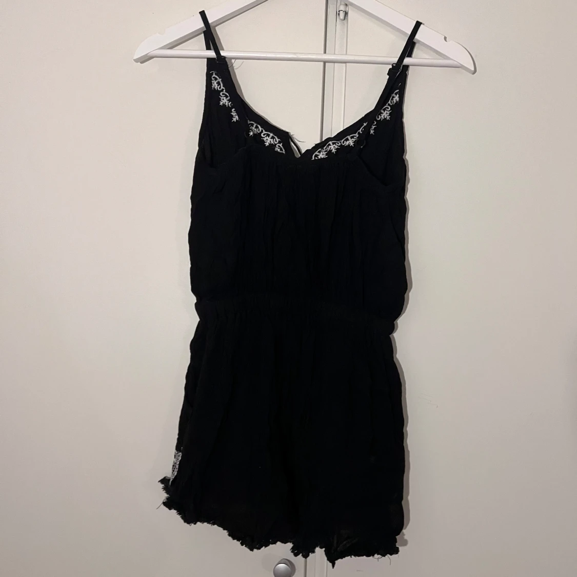 Svarta jumpsuit med broderi från H&C - 1