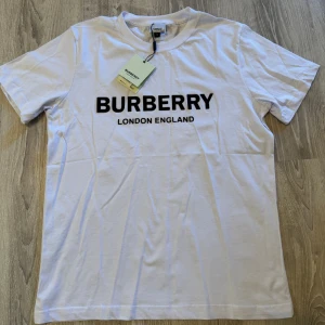 Vit Burberry T-shirt M - Jättefin helt ny Burberry t-shirt med taggs kvar. Storlek M