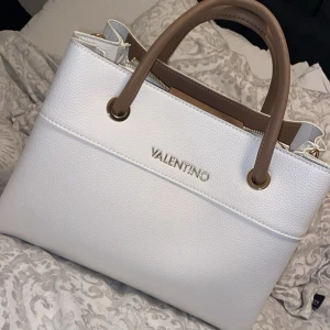 Valentino ALEXIA väska - - Säljer för mitt ex köpte den till mig - Helt oanvänd - Man får två band med, kan skicka bild på banden om du vill - Vill ni ha fler bilder och bevis på att den är äkta kan jag skicka - Nypris: 1645kr