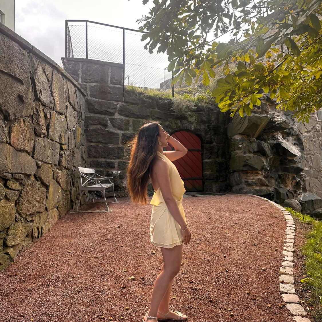 Ljusgul omlottklänning med drapering - 3