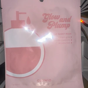 Glowid Glow and Plump Sheet Mask - Glowid Glow and Plump Sheet Mask och Glass Skin Hydrogel Mask i rosa förpackning. Ger direkt glow, förbättrar elasticitet, återfuktar och stramar upp porer. Sheet masken innehåller 33ml och hydrogelmasken 28g. Perfekt för dig som vill ha extra lyster och återfuktning. 3 masker för ett pris! 