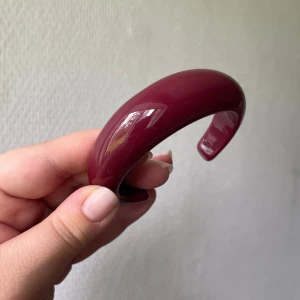 Armband  - Fint öppet vinrött/lila chunky armband, superfint i höst! Erbjuder 20% rabatt vid köp av två varor! 🫶🏼