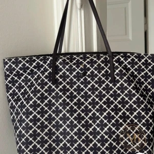 By maline briger väska brun/lilla - Färg: brun/lilla Mått: 45x27 cm Litte skavd vid kanterna och på banden  Väskan ät inte svart den är lilla/brun. På bildeb ser den svart ut men i värkligheten är den lilla.Jag säljer den för 800 jag kommer inte att ackseptera prisförslag som är under 