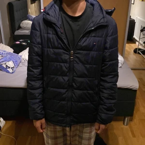 Tommy hilfiger jacka blå - Tja säljer denna sjukt feta jackan ifrån Tommy hilfiger perfekt nu till hösten, skick 9/10 Inga skador använd ett par gånger hör av er vid frågor! Nypris 1400-1600