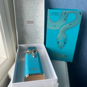 Vulcan Feu Parfym French Avenue - Stilren parfym med unikt orminspirerat designinslag. Flaskan och förpackningen går i turkost och guld, vilket ger en modern och exklusiv känsla. Perfekt för dig som vill sticka ut med din stil.