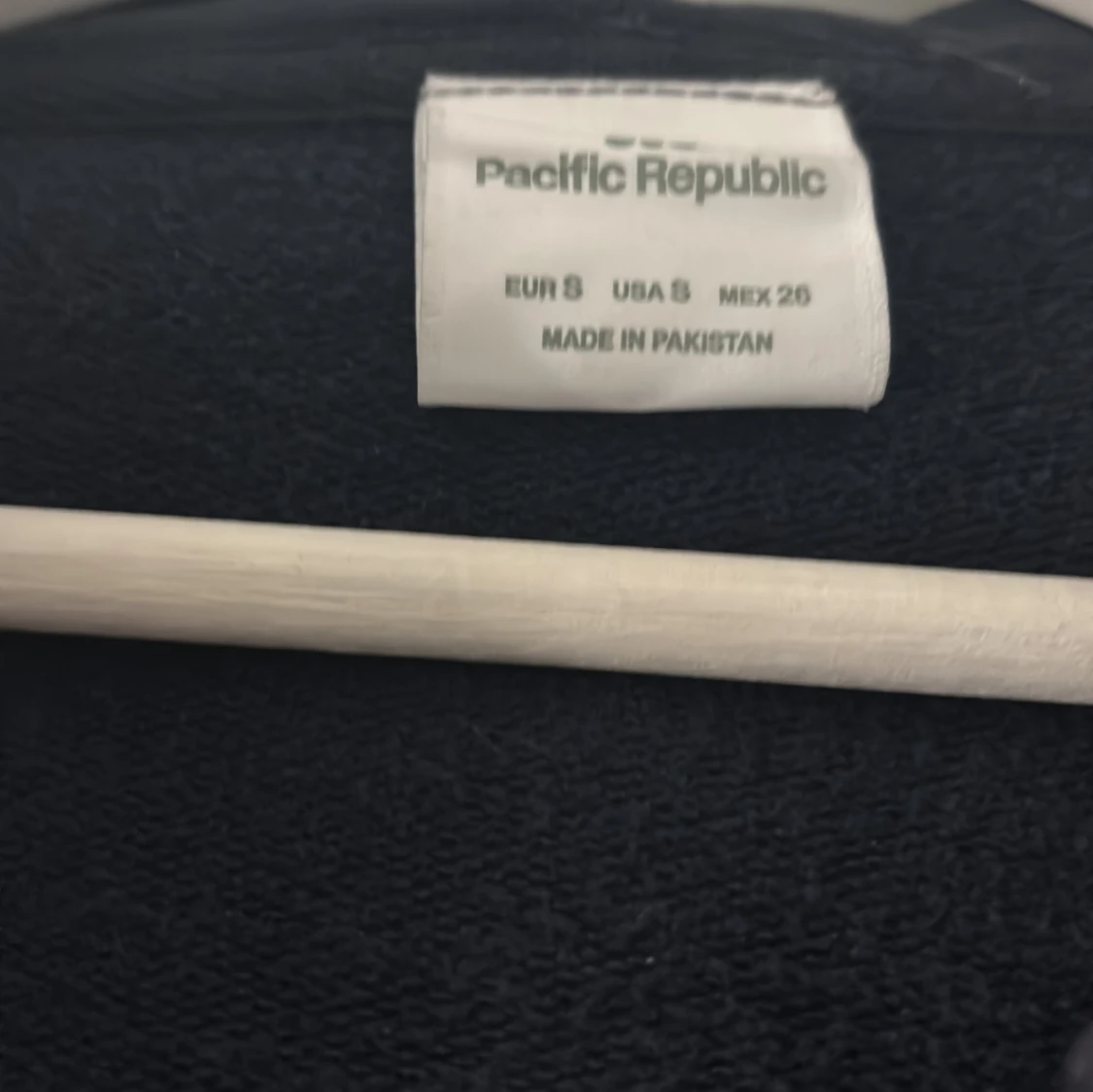 Svart hoodie från Pacific Republic - 1