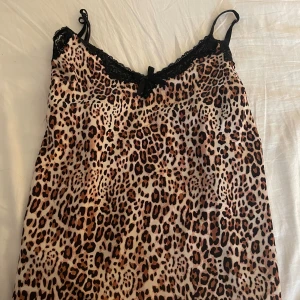 Leopardmönstrad silkes top med spets - Väldigt bra skick, nyköpt, st XS (säljer för den inte kommer till användning)